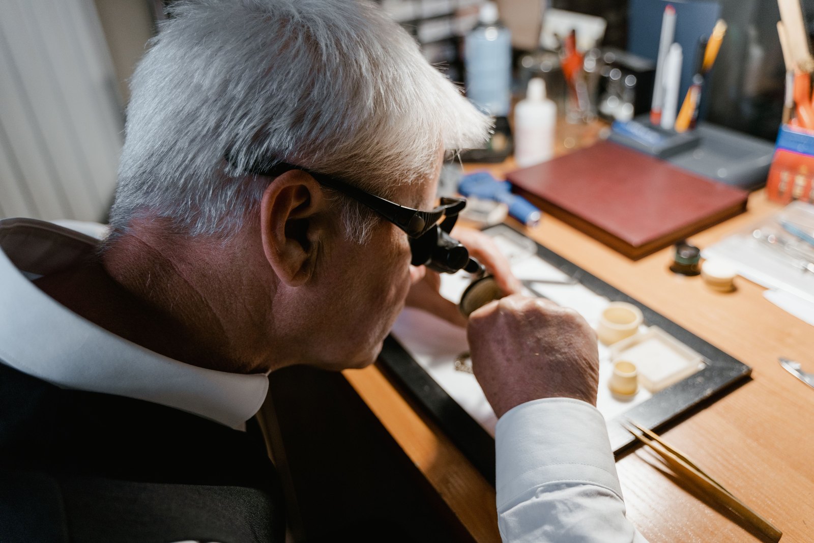 Horloger au travail, loupe à l'œil